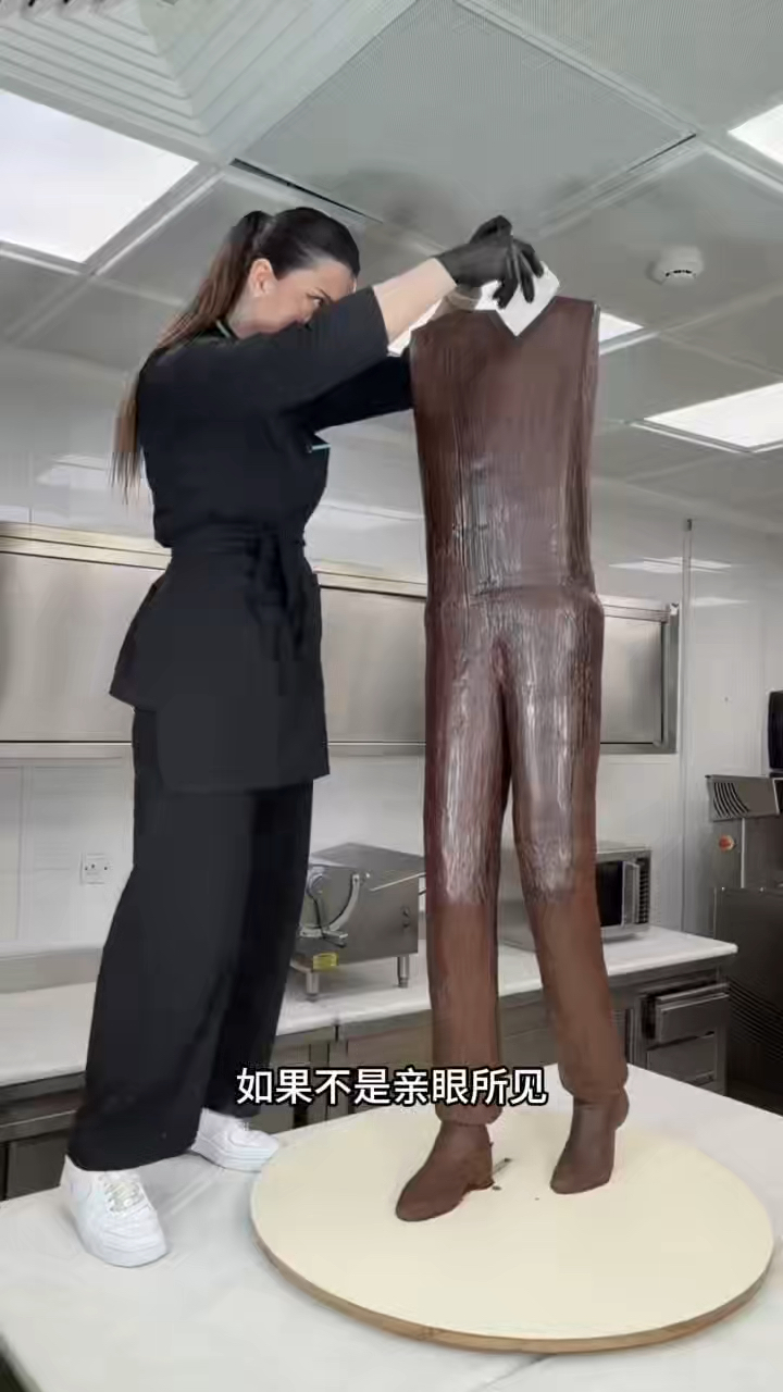 这个女孩子今天用巧克力制作了一个卡通