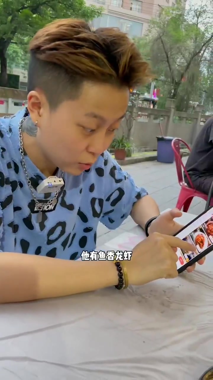 必点菜单：鱼香小龙虾清蒸虾皇咸蛋黄大闸蟹清水面！