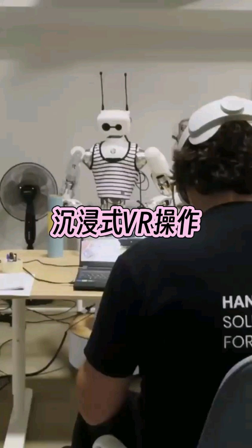 Reachy 2人形机器人不仅配备了高度仿生的7自由度手臂,能够灵活地