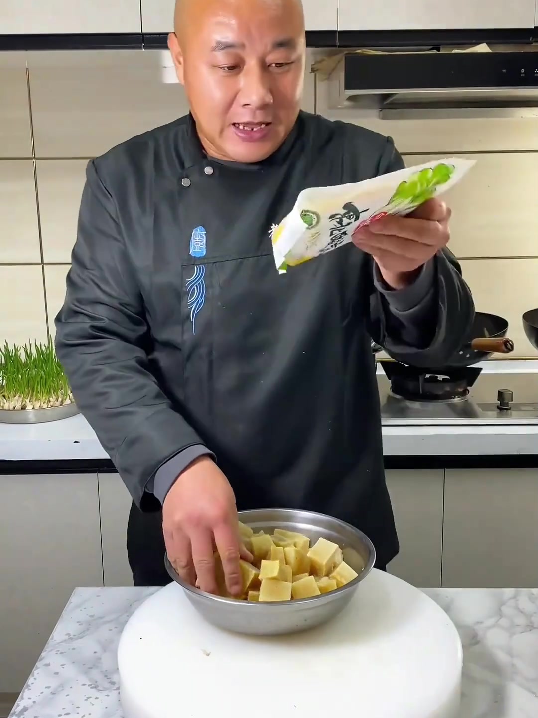 阿甘教您在家里做家常菜…酸菜炖冻豆腐花肉！