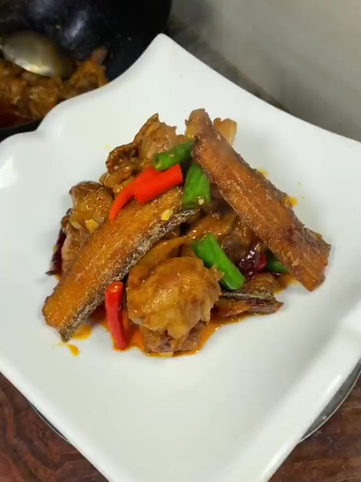 刀鱼排骨鸡……一个红烧口非常下饭的菜！