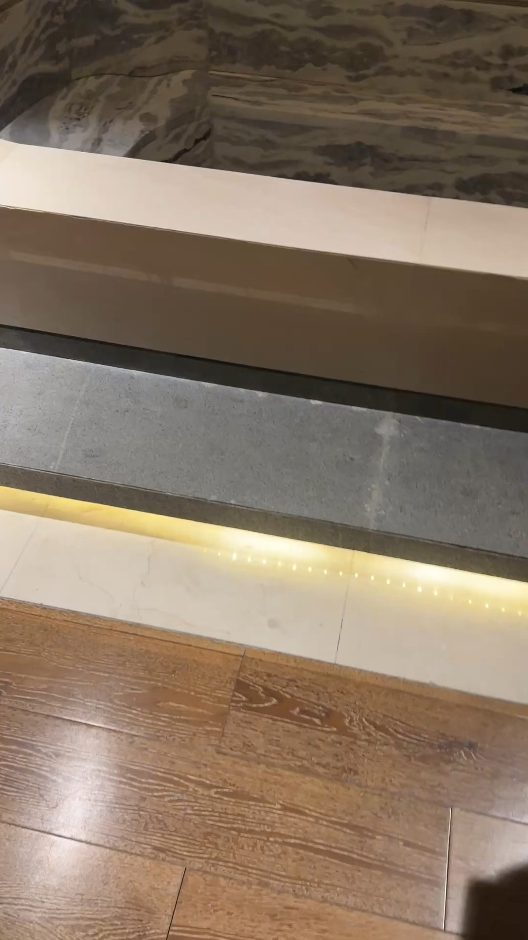长镜头一拉到底看一下华清池御汤温泉最大的一处房间。