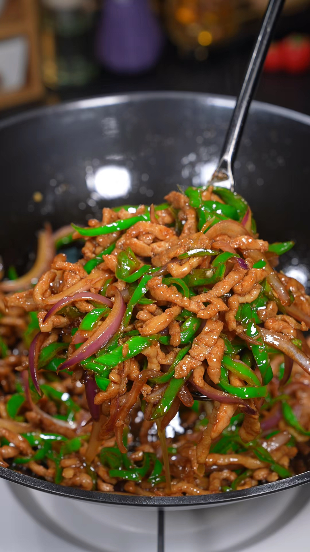 大家一定要试试这道青椒洋葱炒肉丝,做法简单又香又嫩的