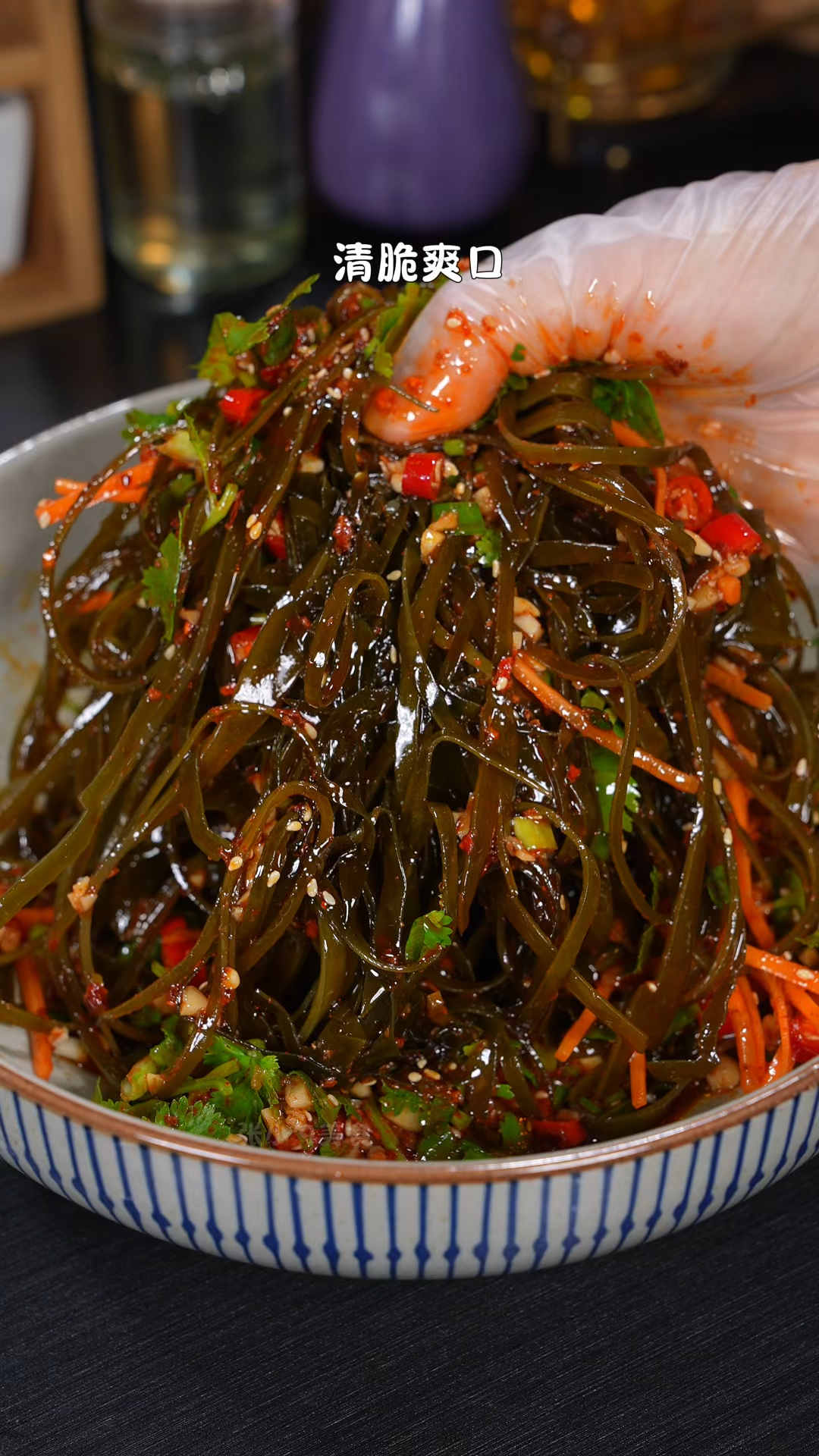 夏天的餐桌上，我家常吃的就是这道凉拌海带丝，清脆爽口