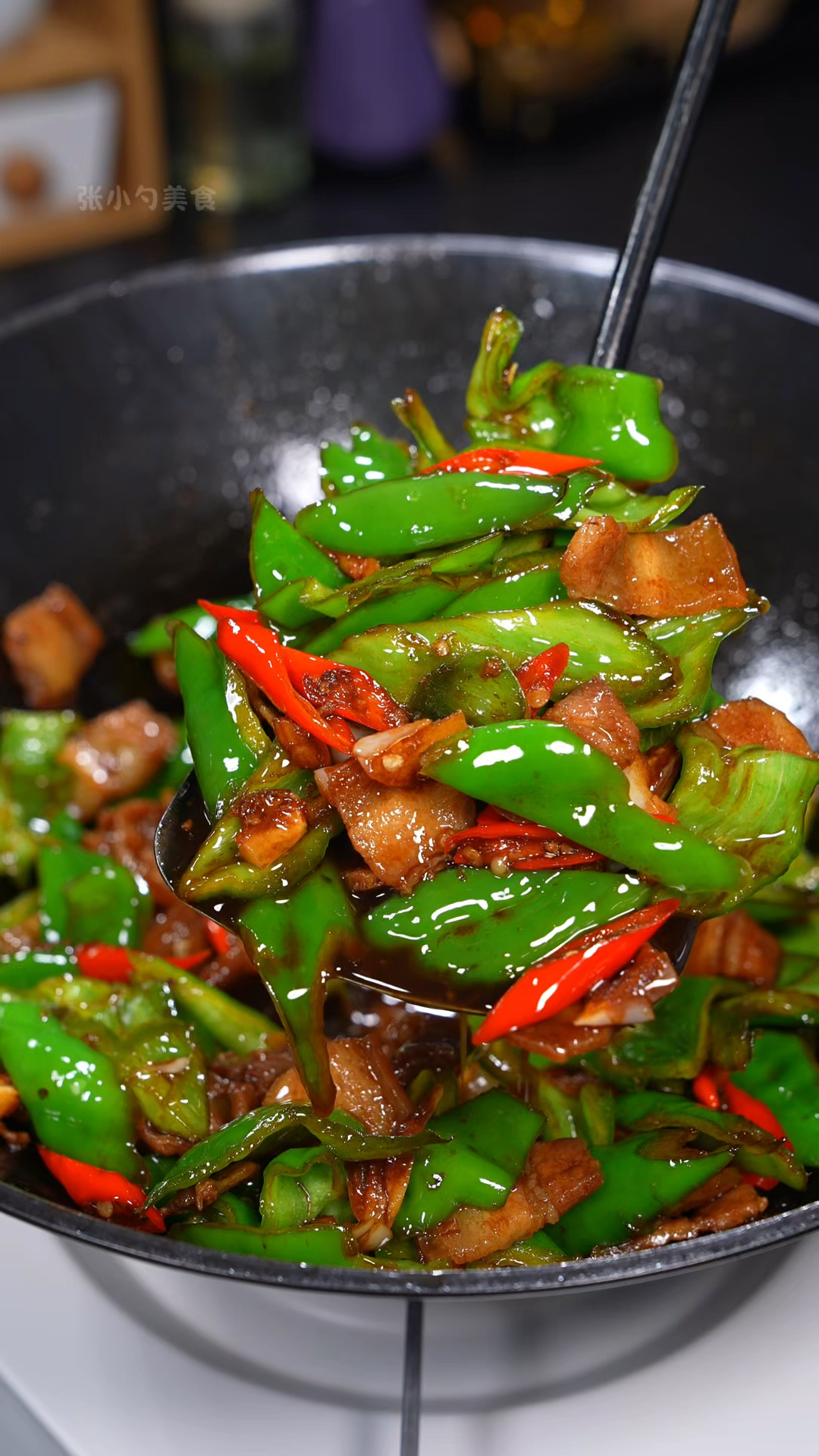 吃一次就忘不了的农家小炒肉，焦香的肉片拌上大米饭，真是香