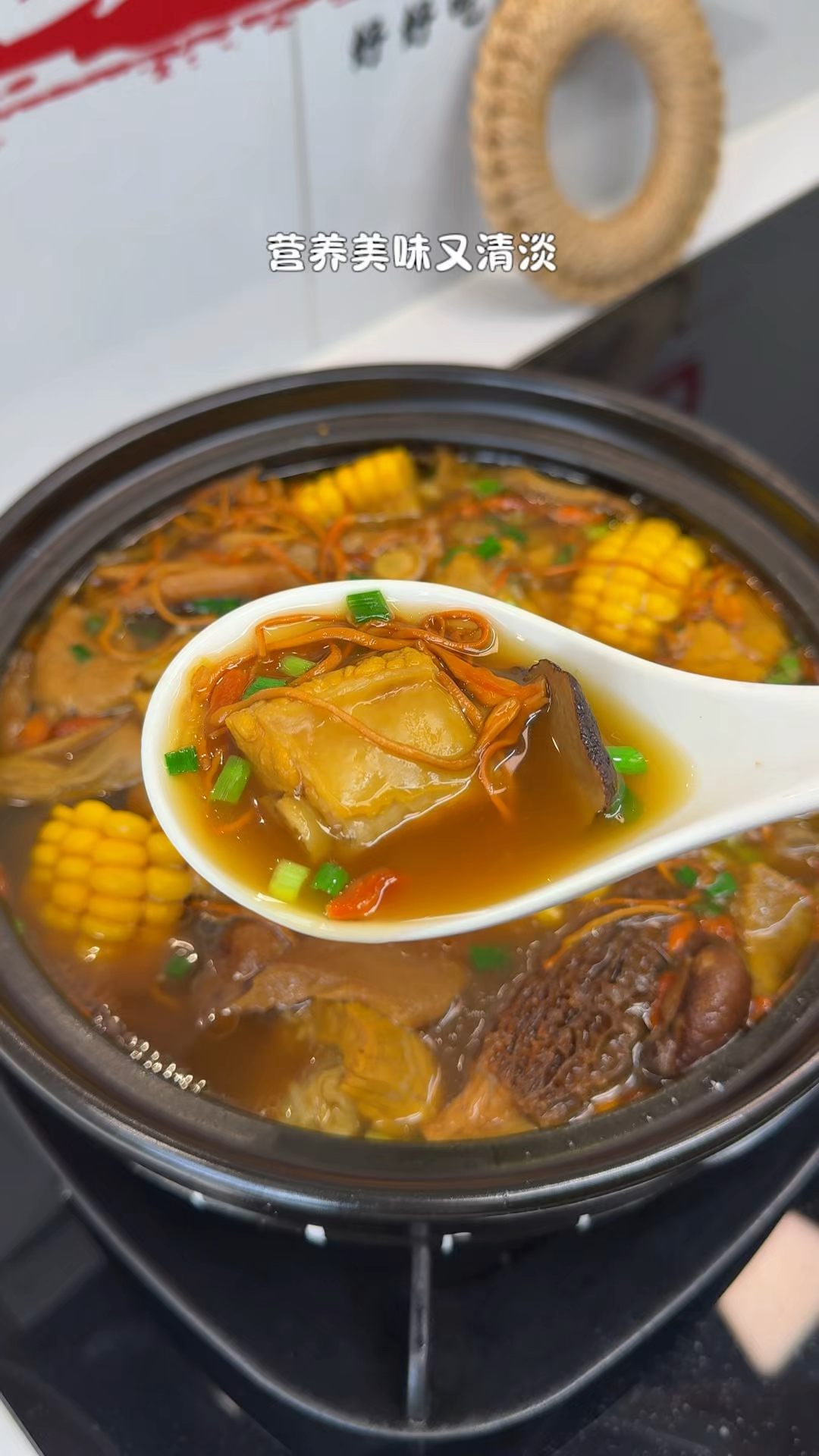 天冷了，在家给孩子炖一锅菌菇排骨汤，清淡营养又鲜美