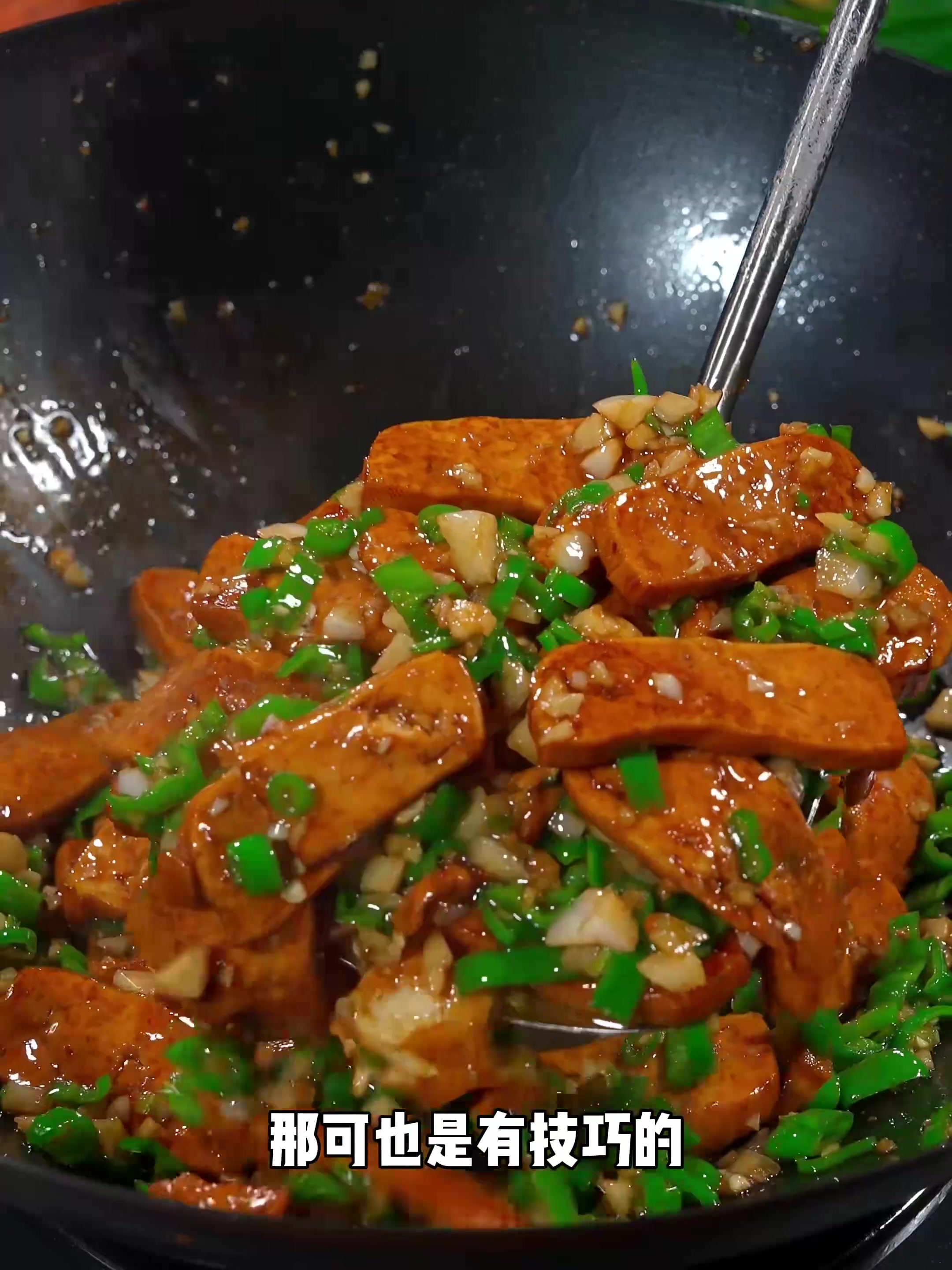 青椒炒香干的这种做法,不放一片肉却比肉还香！