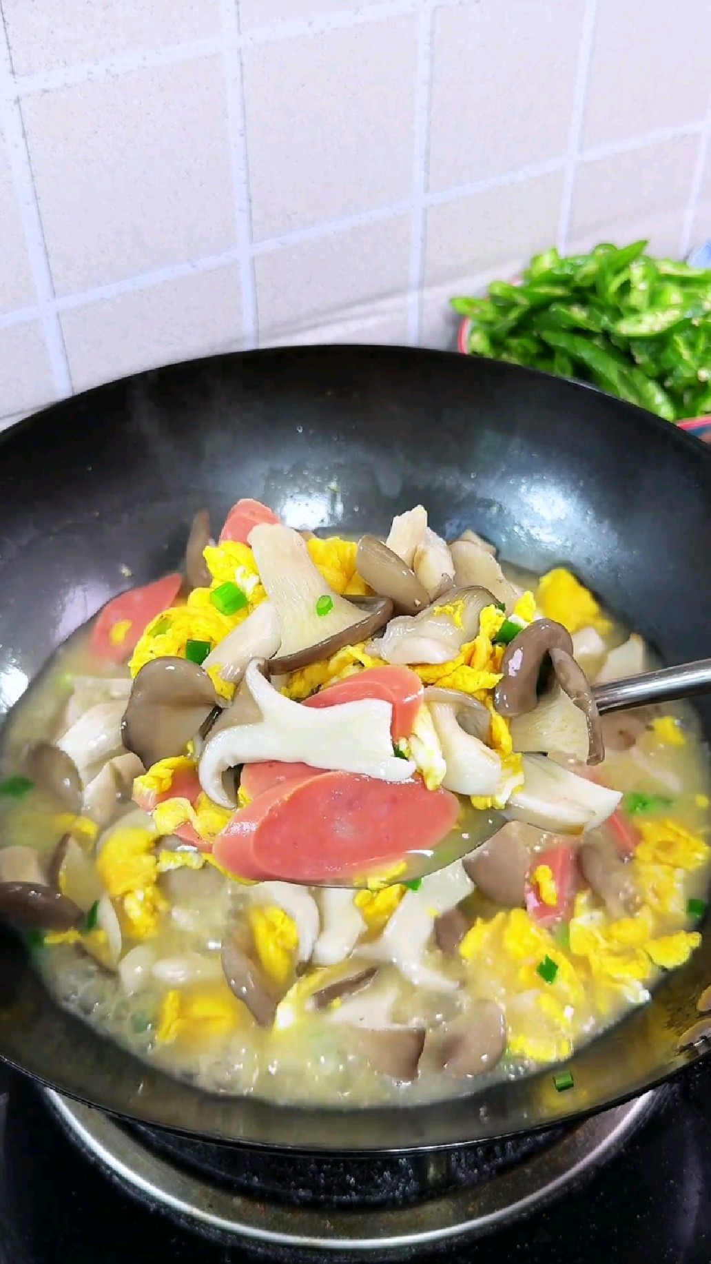 鲜掉眉毛的平菇鸡蛋汤,汤鲜味美