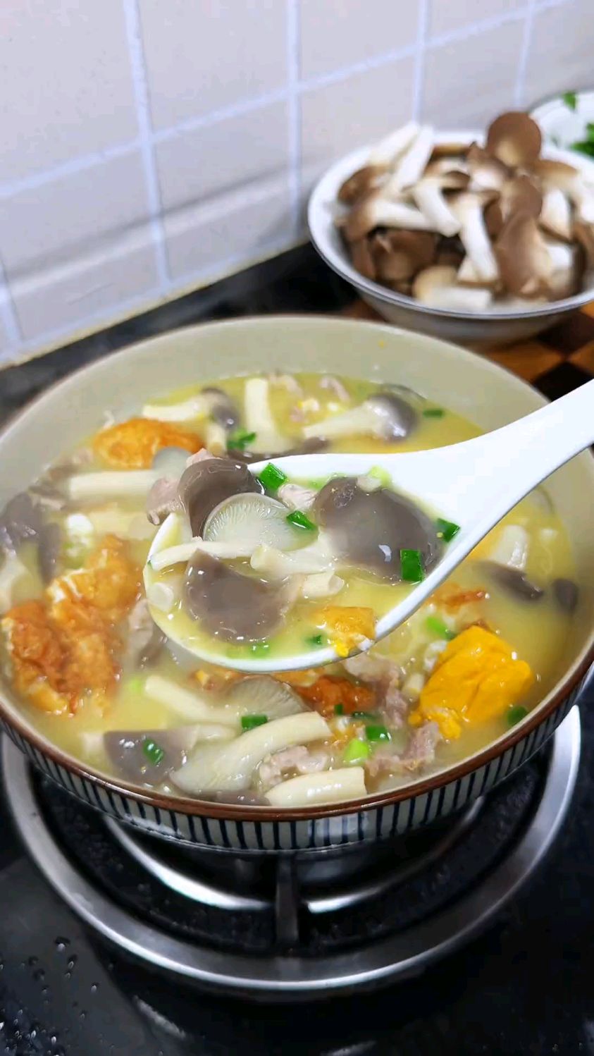 我家孩子超喜欢的蘑菇鸡蛋瘦肉汤,汤鲜味美