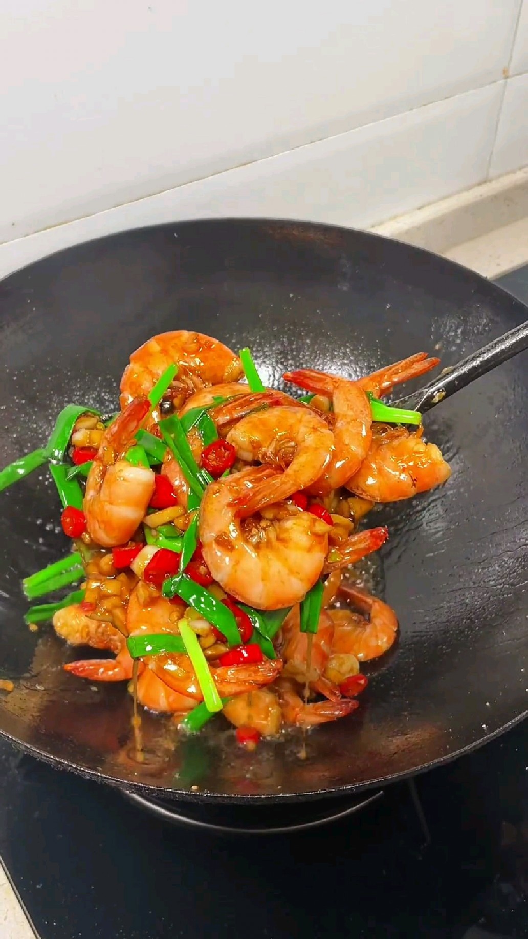 基围虾这样炒着吃,香辣入味 好吃到连壳都不剩