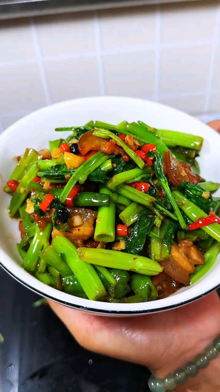 前几天的空心菜你们都说叶子更好吃,今天的做法可喜欢