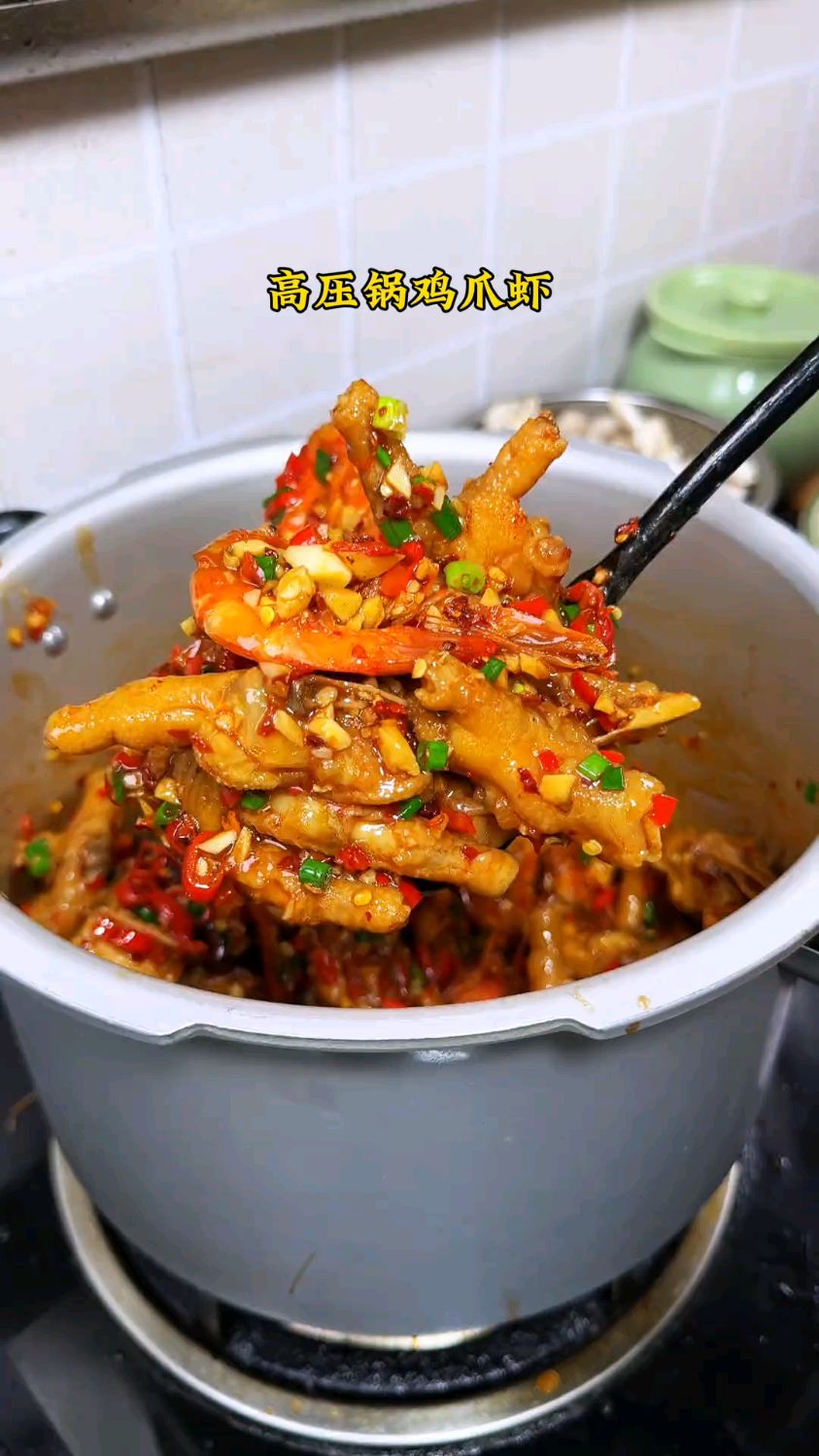 鸡爪的软糯搭配大虾的鲜香，好吃的停不下来了