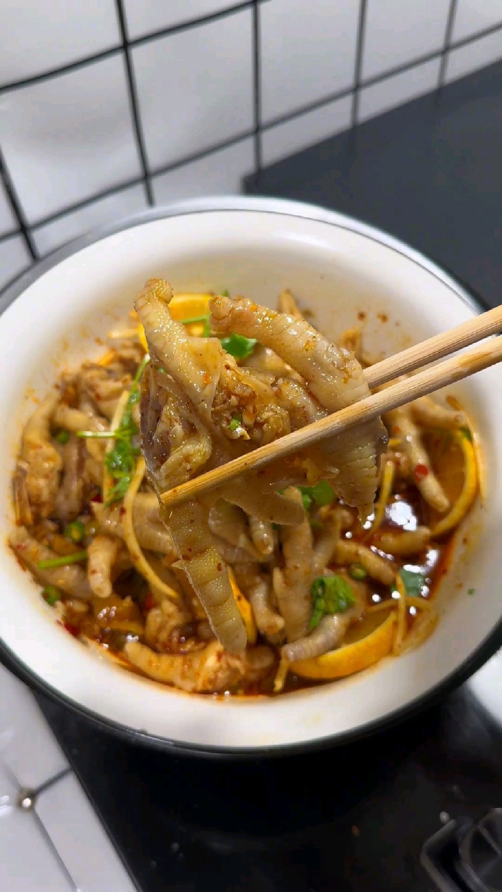 这盘鸡爪,酸的够劲,辣得过瘾,Q到弹牙