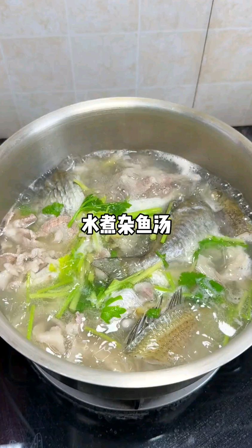 水煮杂鱼汤,原汁原味,这口汤喝下去真的鲜得不得了