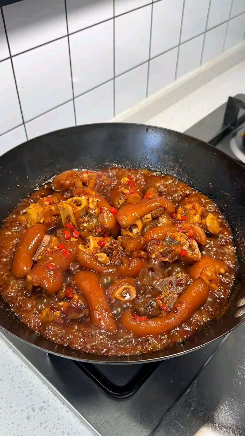 香辣猪蹄的做法，做出来的猪蹄，香辣过瘾，又软又糯，太好吃了