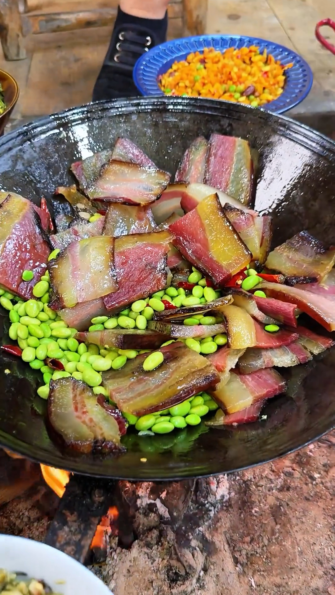青豌豆炒五花腊肉，这个腊肉看起来就很美味