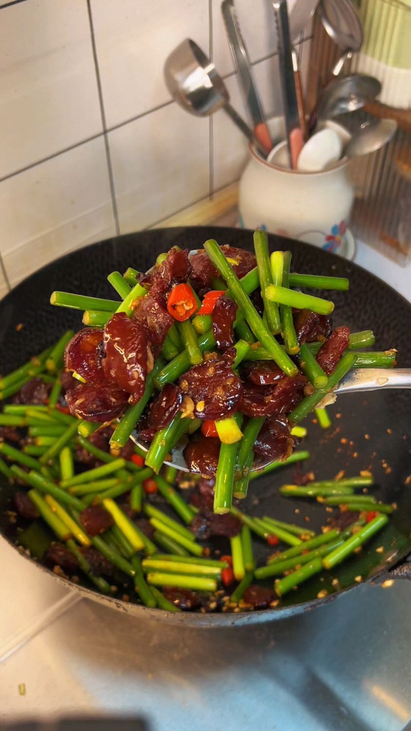 蒜苔炒腊肠，太下饭了！香香辣辣的！巨巨巨美味！