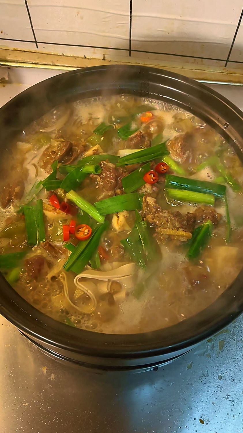 用咸鸭腿烧个锅子!咸香味十足,越嚼越香,配菜也是相当好吃