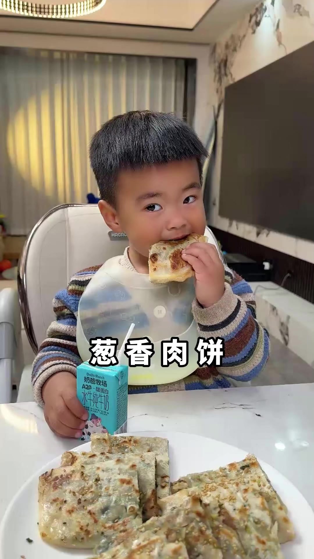 做一点葱香肉饼放在冰箱,早起十分钟煎一下,又简单又好吃