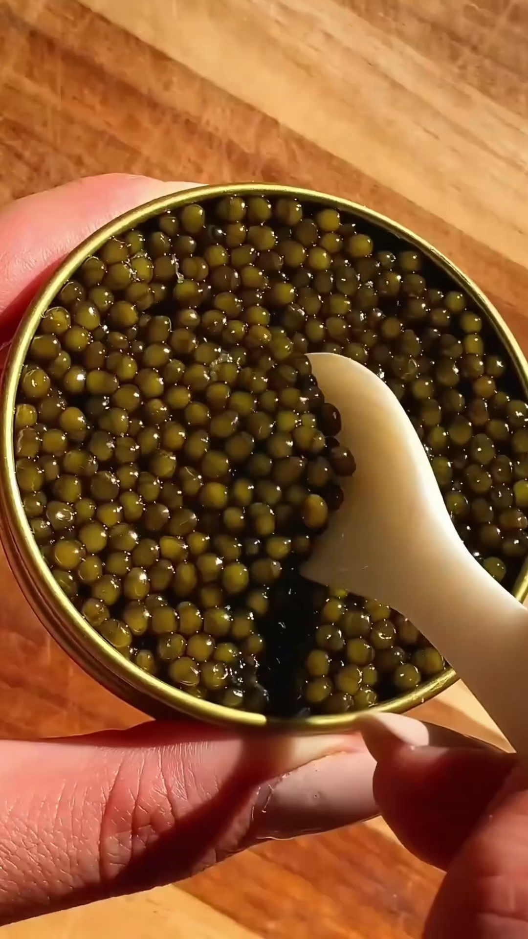 为什么吃鱼子酱要用珍珠勺