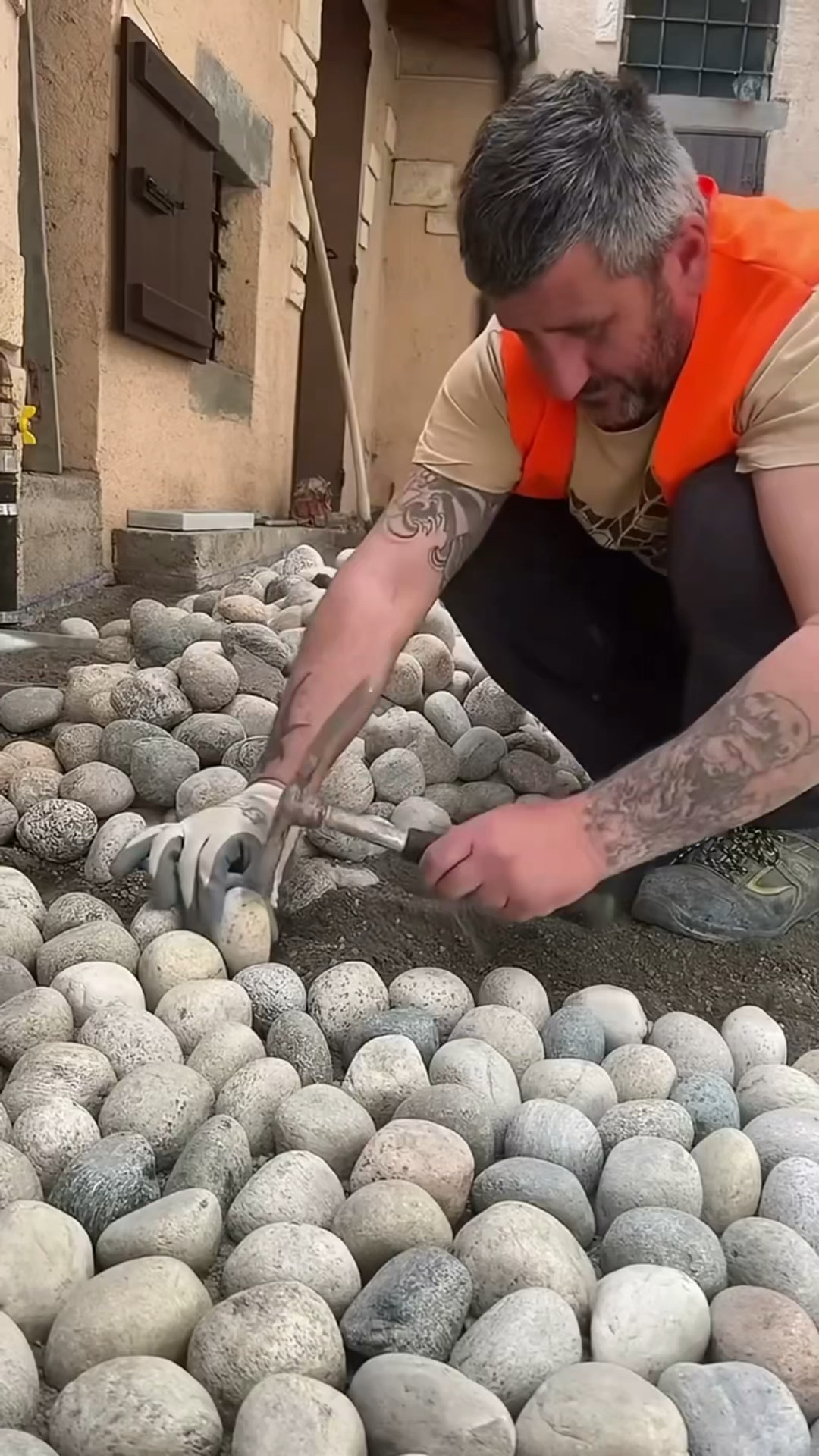 鹅卵石步道的建造过程