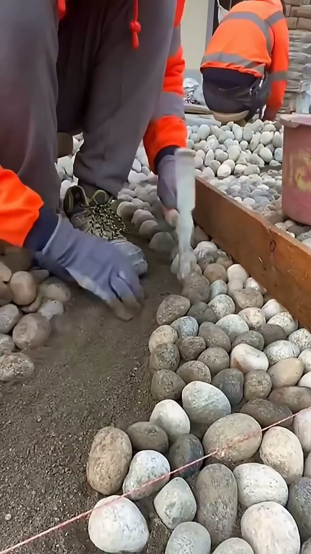 鹅卵石小路是怎么铺设的