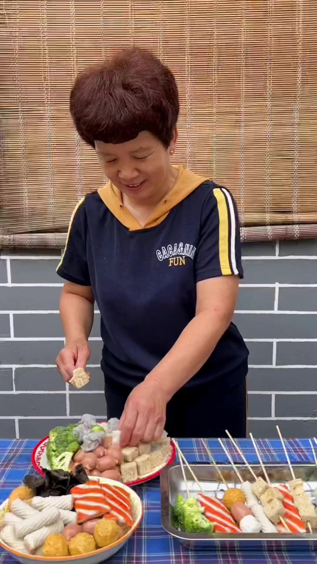 前几天不是孩子说想去摆地摊嘛，今天在家准备了点蔬菜鱼丸做一个串串香