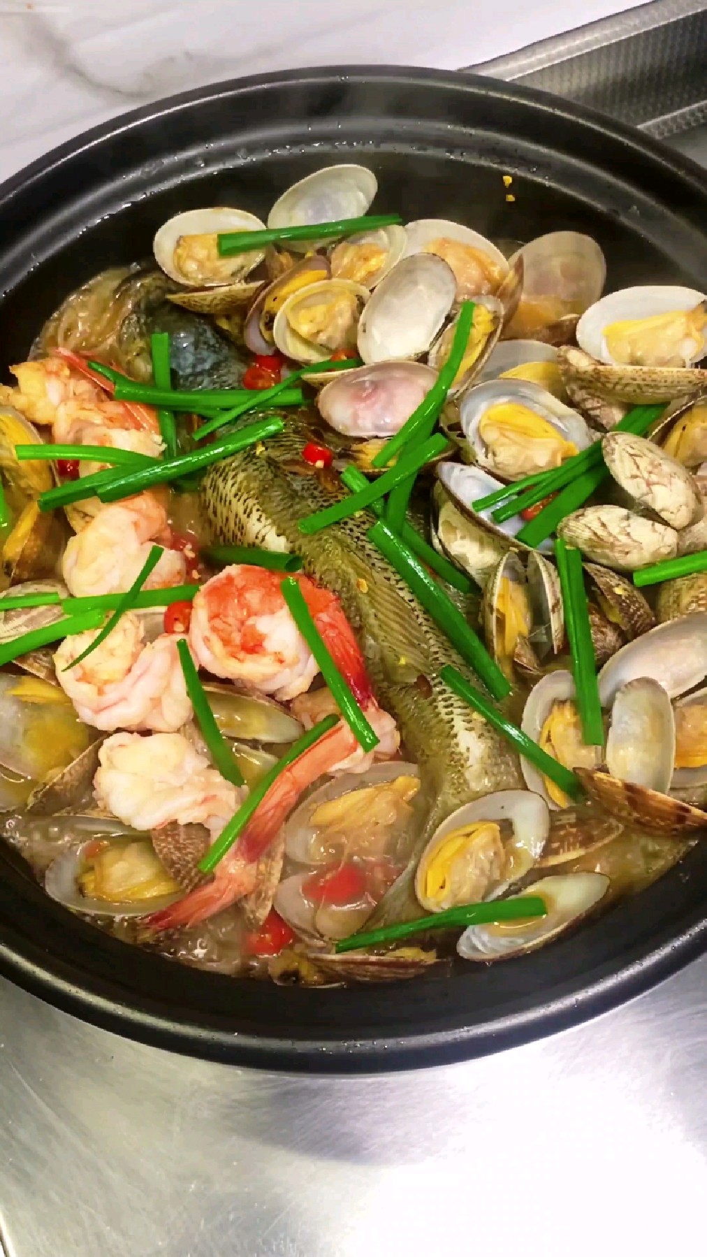 给女友做饭第20天:鲈鱼鲜虾花甲煲,鲜到掉眉毛!