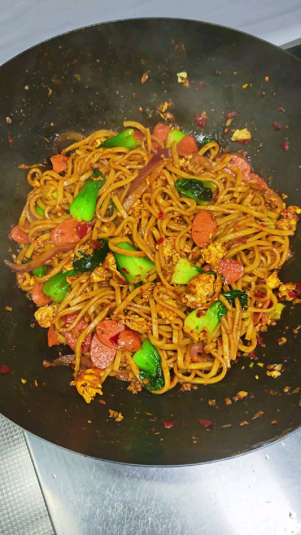 给女友做饭第30天：鸡蛋火腿肠炒面