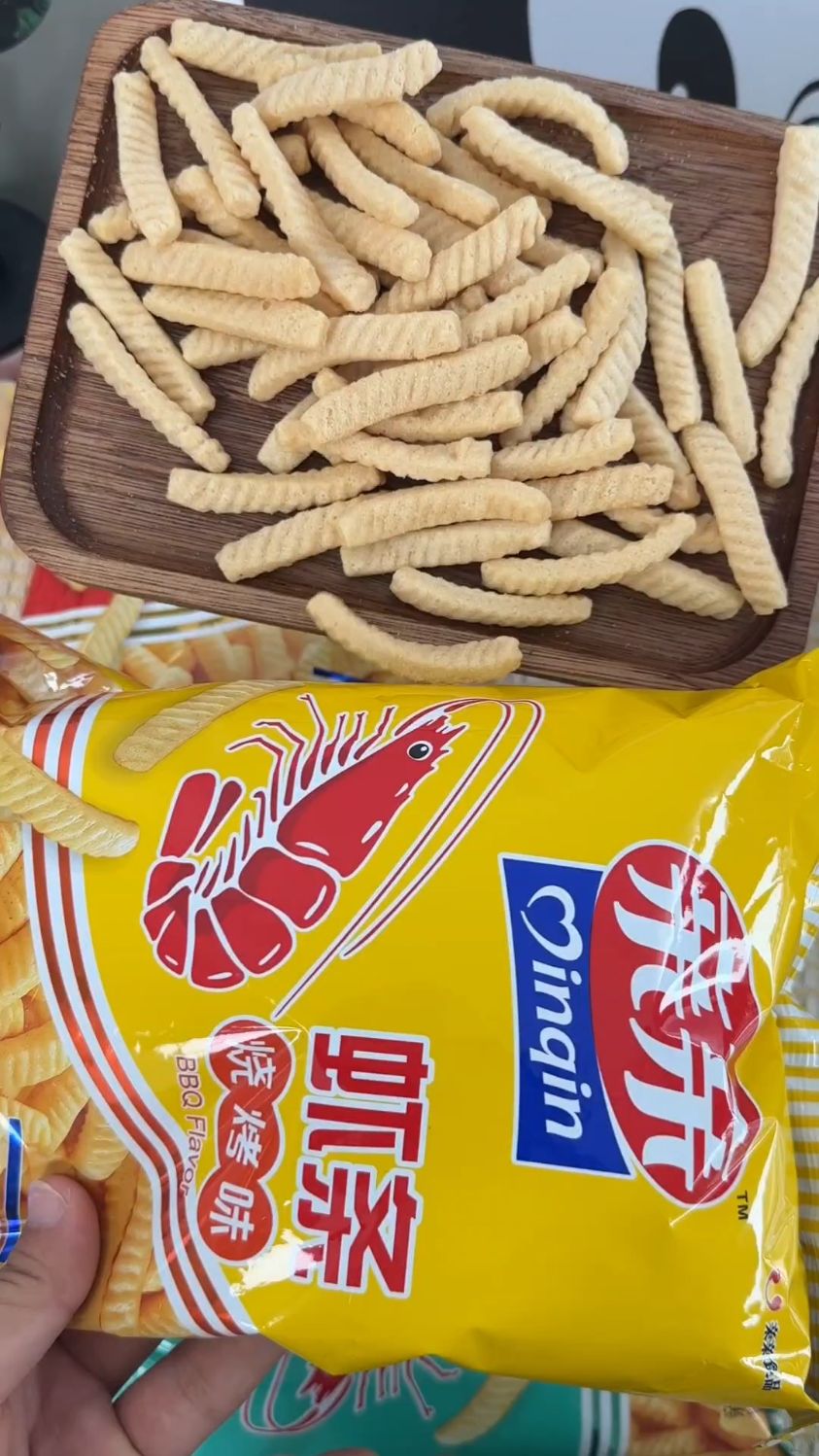 整箱网红小零食亲亲虾条80g礼包,含超大包原味虾条,赠送果冻