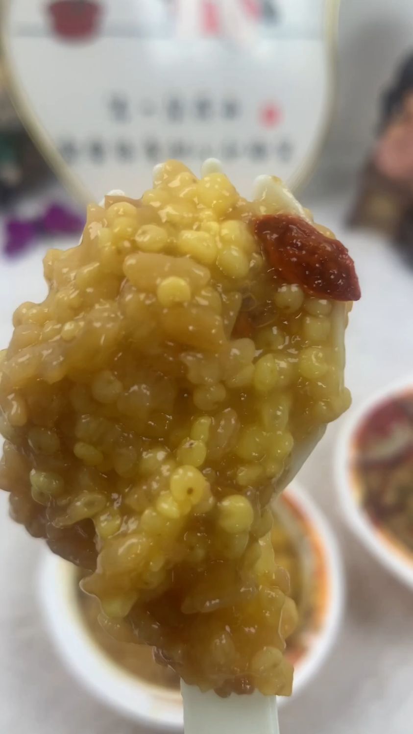 体验山西大同美食风情,从即食黄米凉糕开始。软糯香甜糯米糕