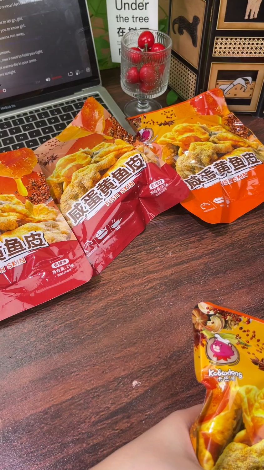 网红咸蛋黄鱼皮脆 港式风味 休闲解馋必备小吃#咸蛋黄香 #鱼皮脆爽