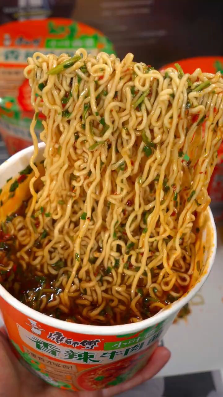 半夜饿了特别想来一桶康师傅的小叶香菜香辣牛肉面