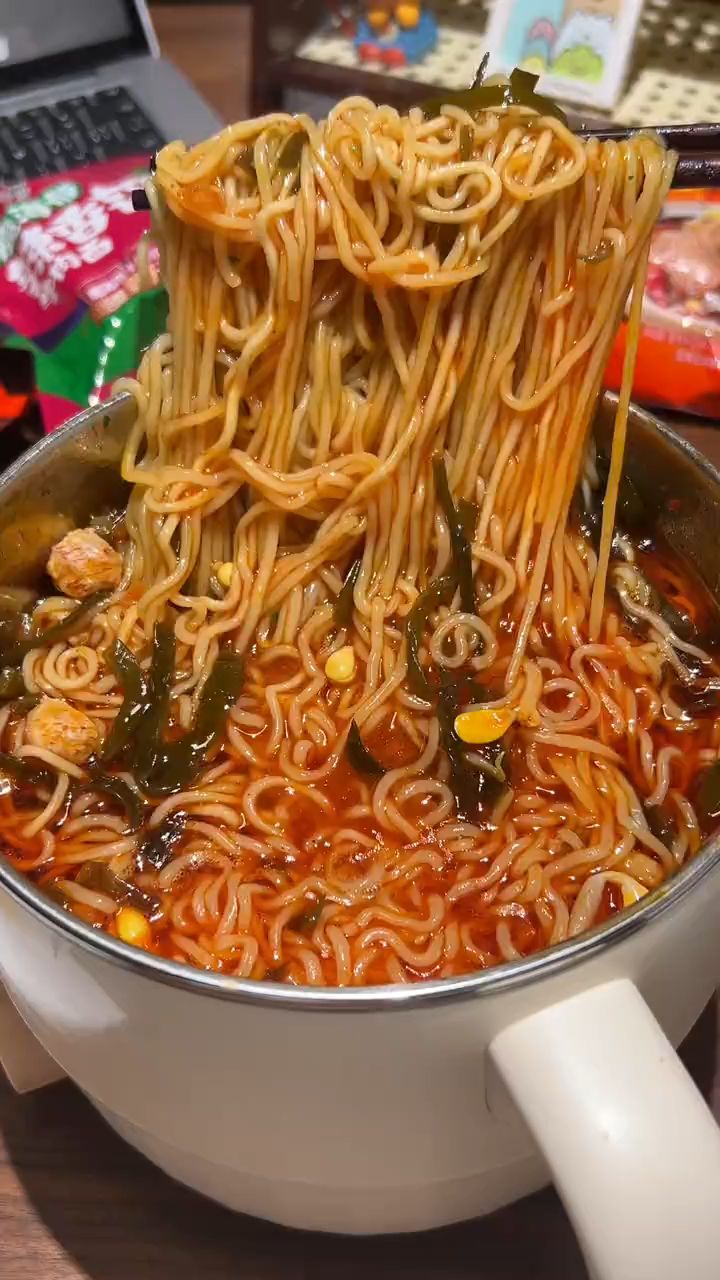 康师傅的脆海带辣香锅牛肉面爆辣爆香爆爽,真的太好嗦了。