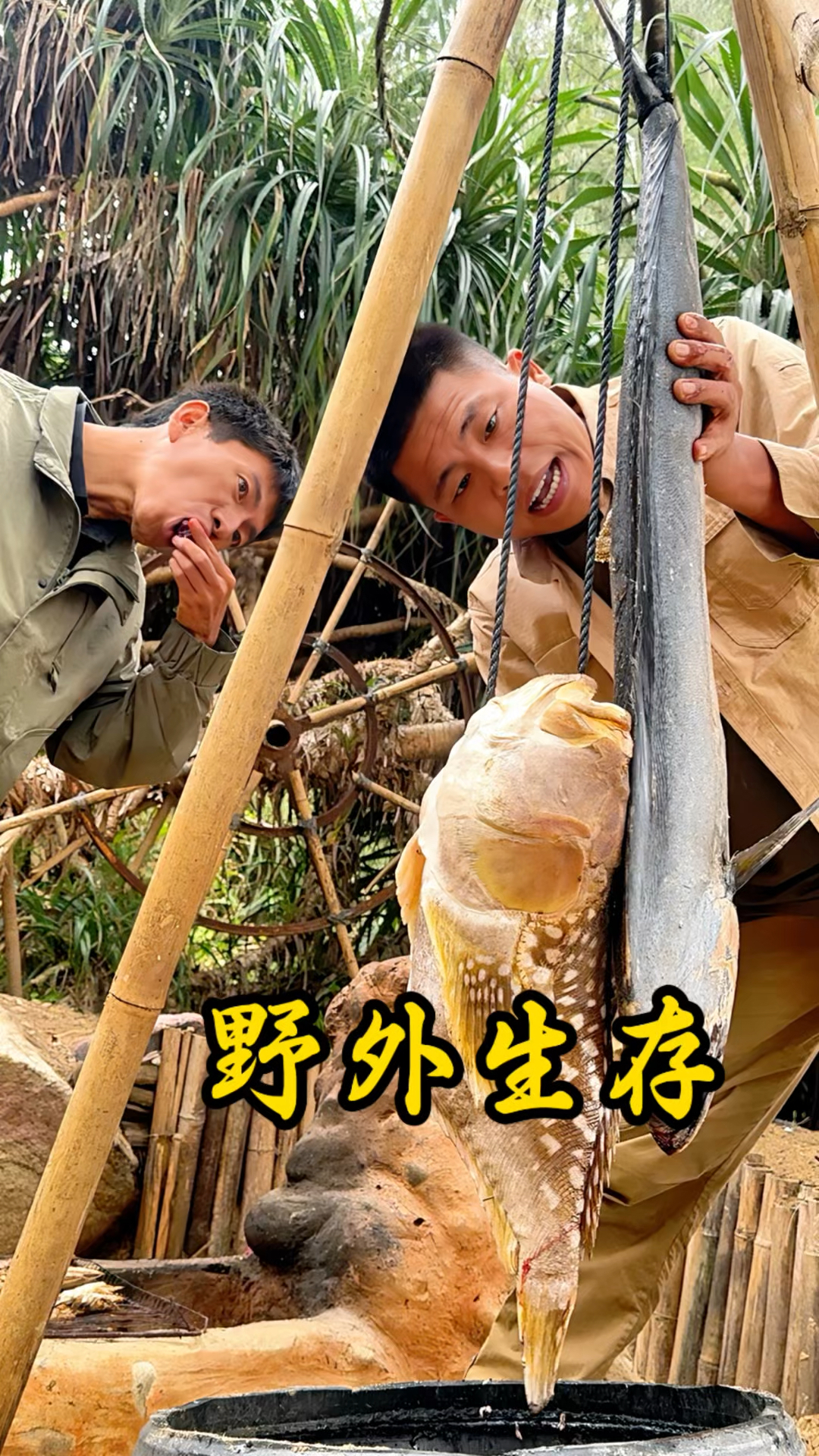 野外生存第43集回水湾收集废弃物品制作蟹笼,居然收获一条狗鲨