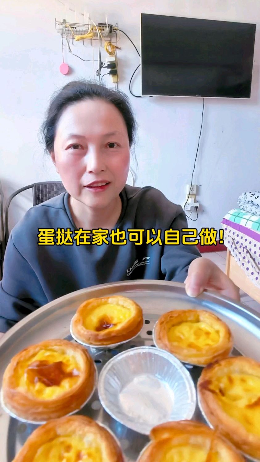 自己烤制的蛋挞，吃出表情包