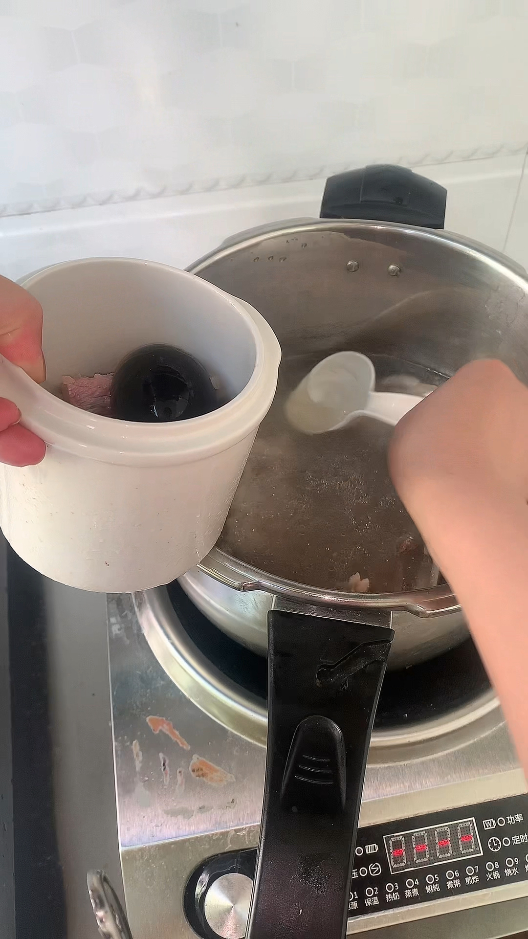 小棉袄想吃皮蛋瘦肉粥～满足她