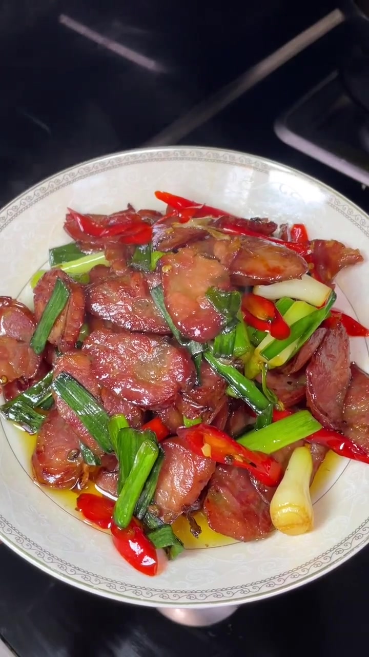 简单又好吃的蒜苗炒腊肠就怕你家米饭不够吃!