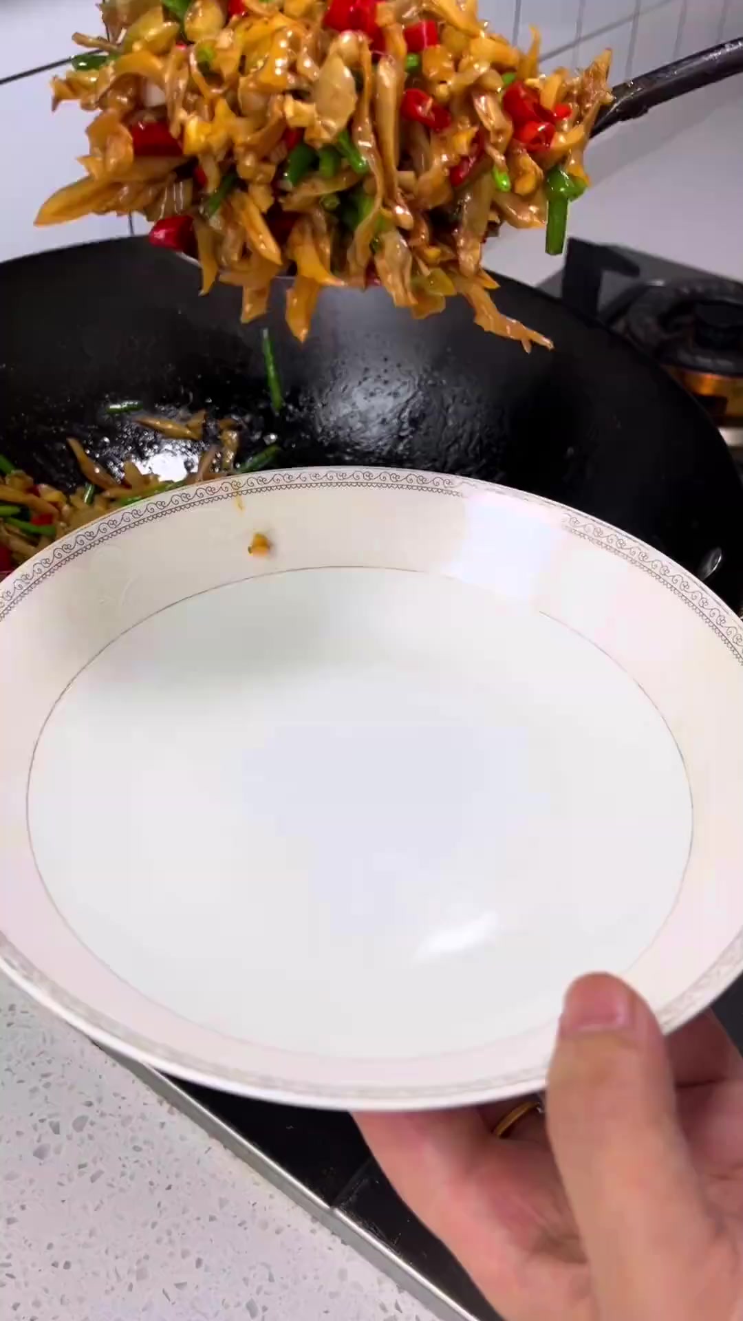 火辣鲜香！这道湘菜让米饭瞬间见底，秘诀竟是它！