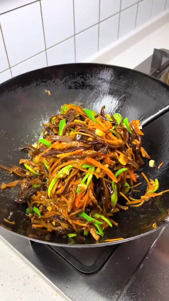 就这个鱼香肉丝盖饭我都能吃三碗！！