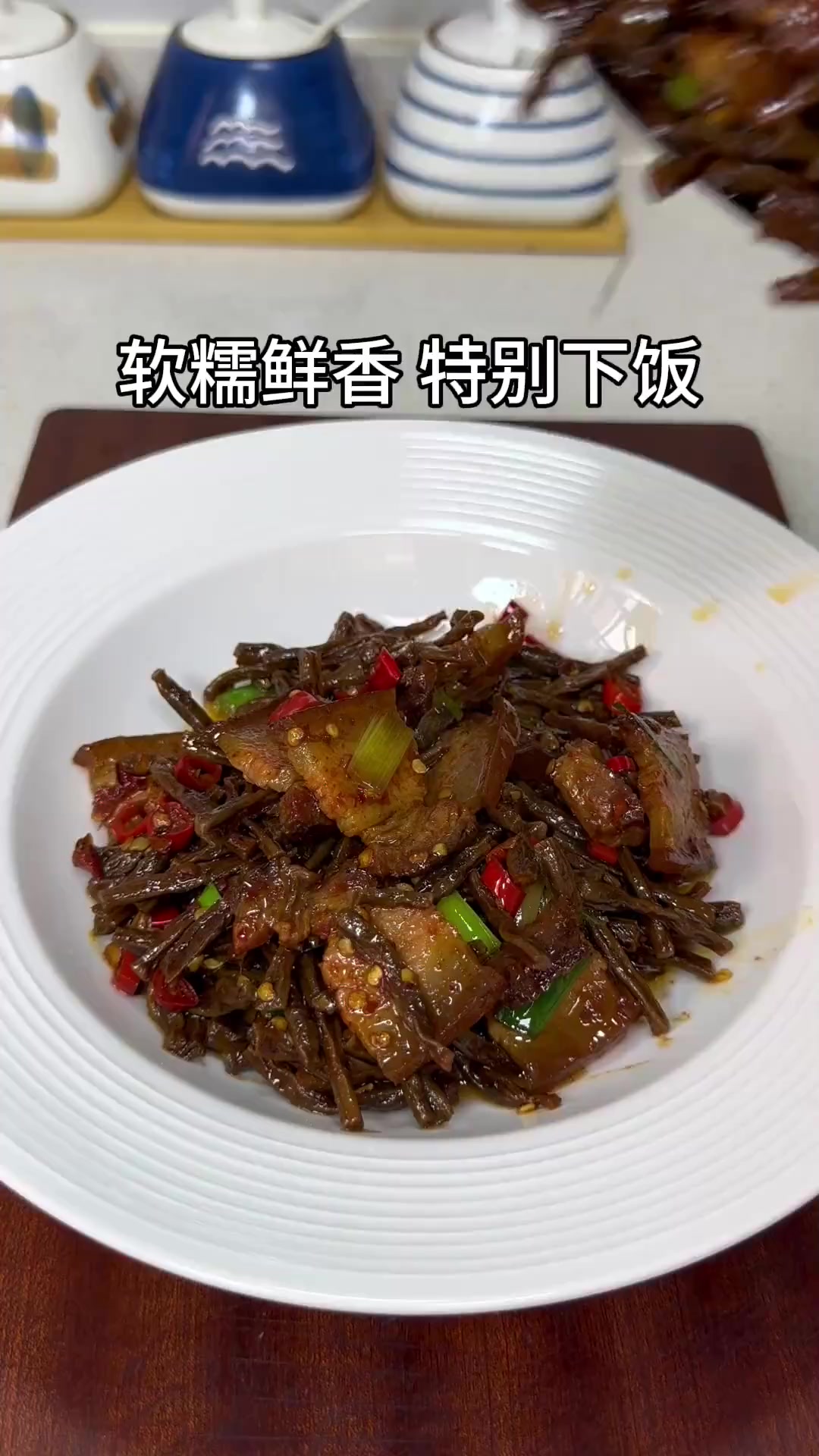 这个农家干豆角炒腊肉,,豆角吸满了肉香,软糯入味,好吃又下饭