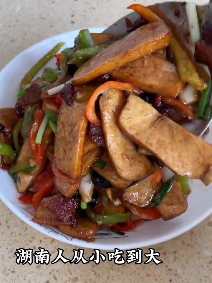 五花肉炒香干这样做香辣入味,又软又嫩,一家人都爱吃!