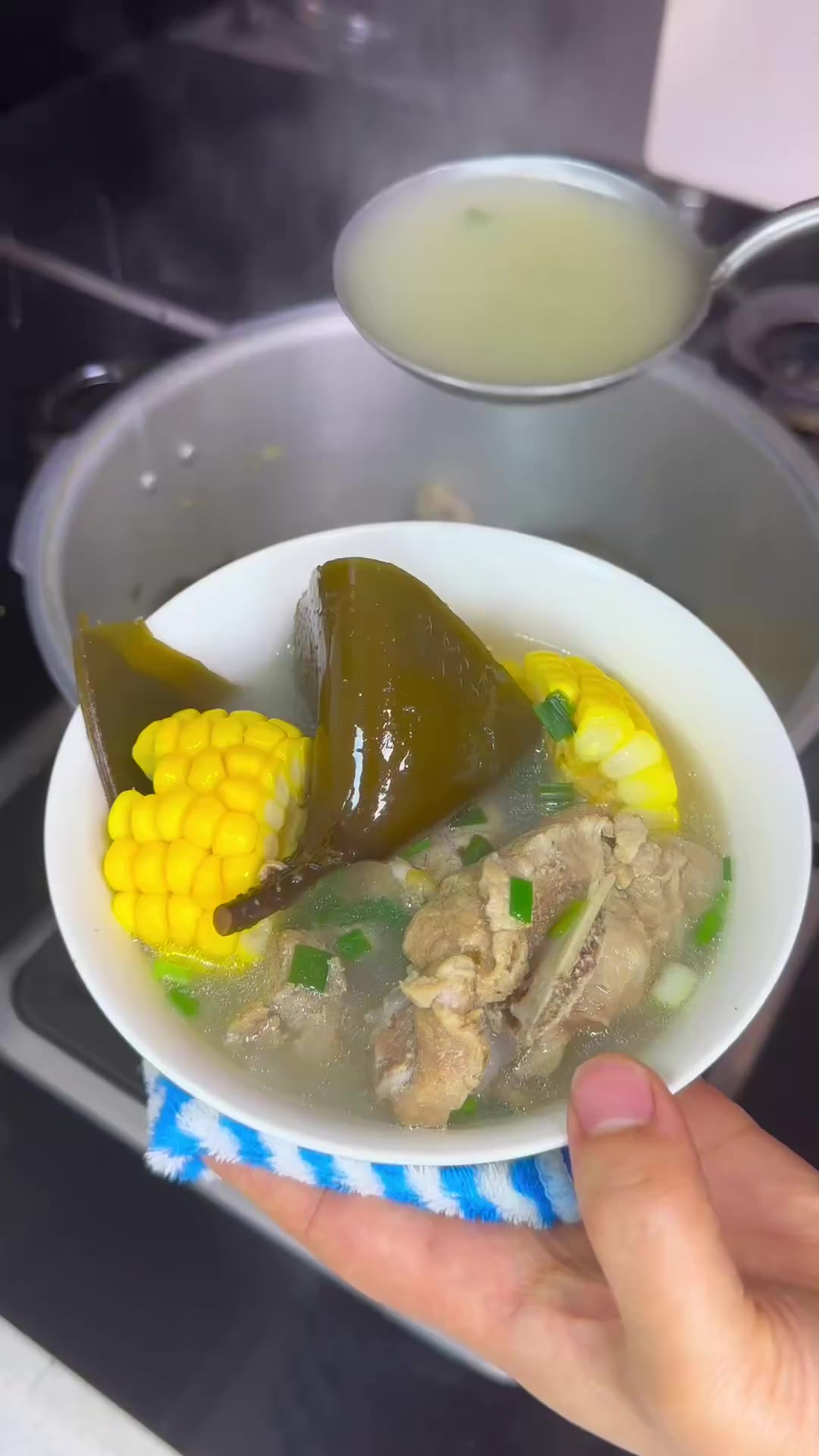天气这么冷了快给你的家人炖上一锅海带头骨头汤，好喝又营养