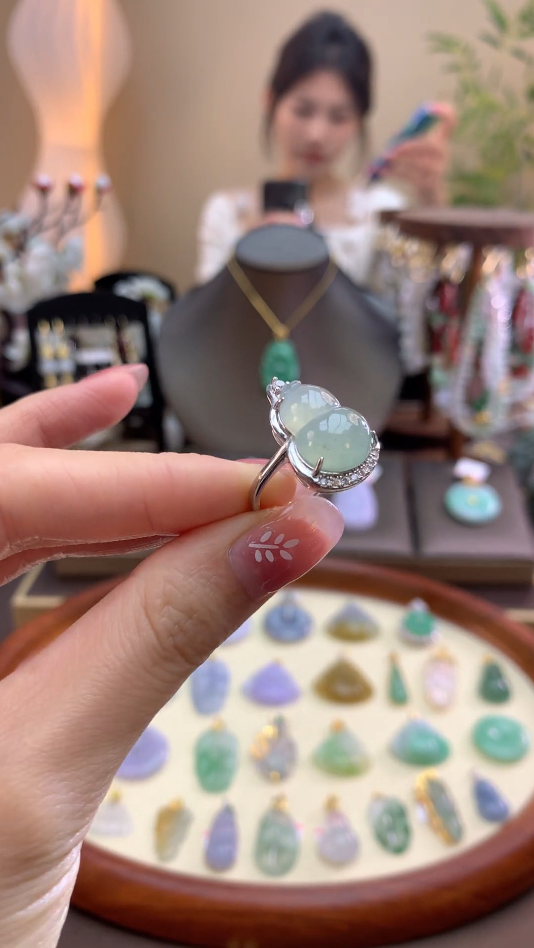 翡翠戒指,不仅是华丽与优雅的象征,更是一种独特的品味和风格。