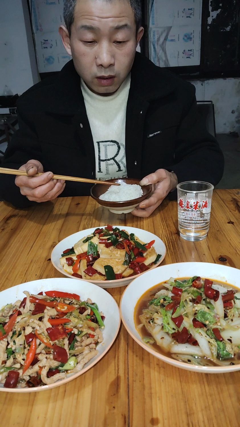 家常菜，一盘辣椒炒肉丝，一盘家常豆腐，一盘小白菜