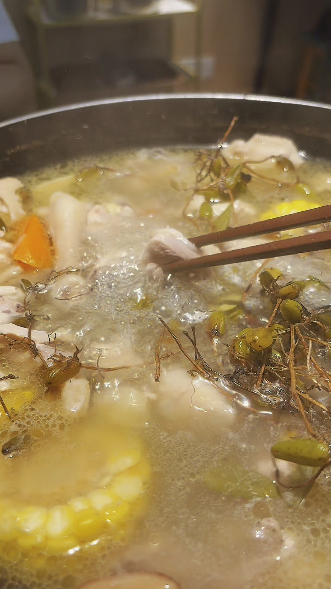 石龙这家鸡煲火锅,东莞人排队都要试一下!