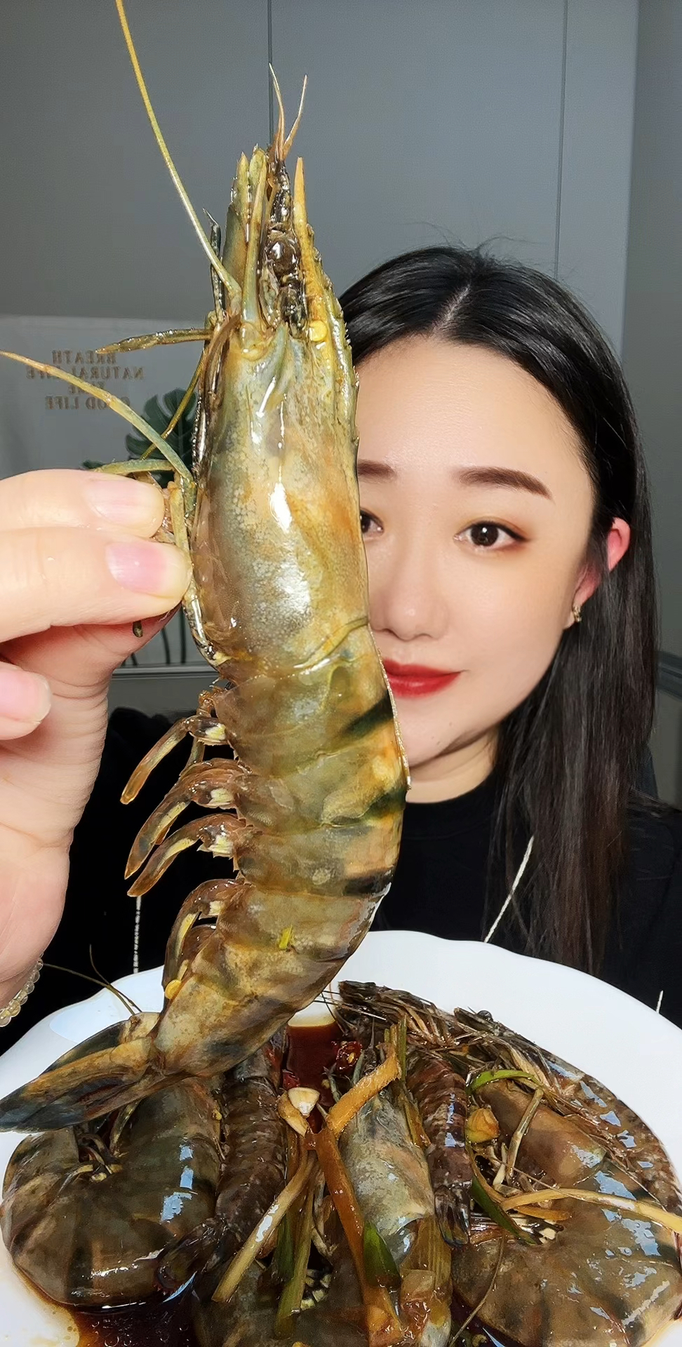 生腌黑虎虾和基围虾
