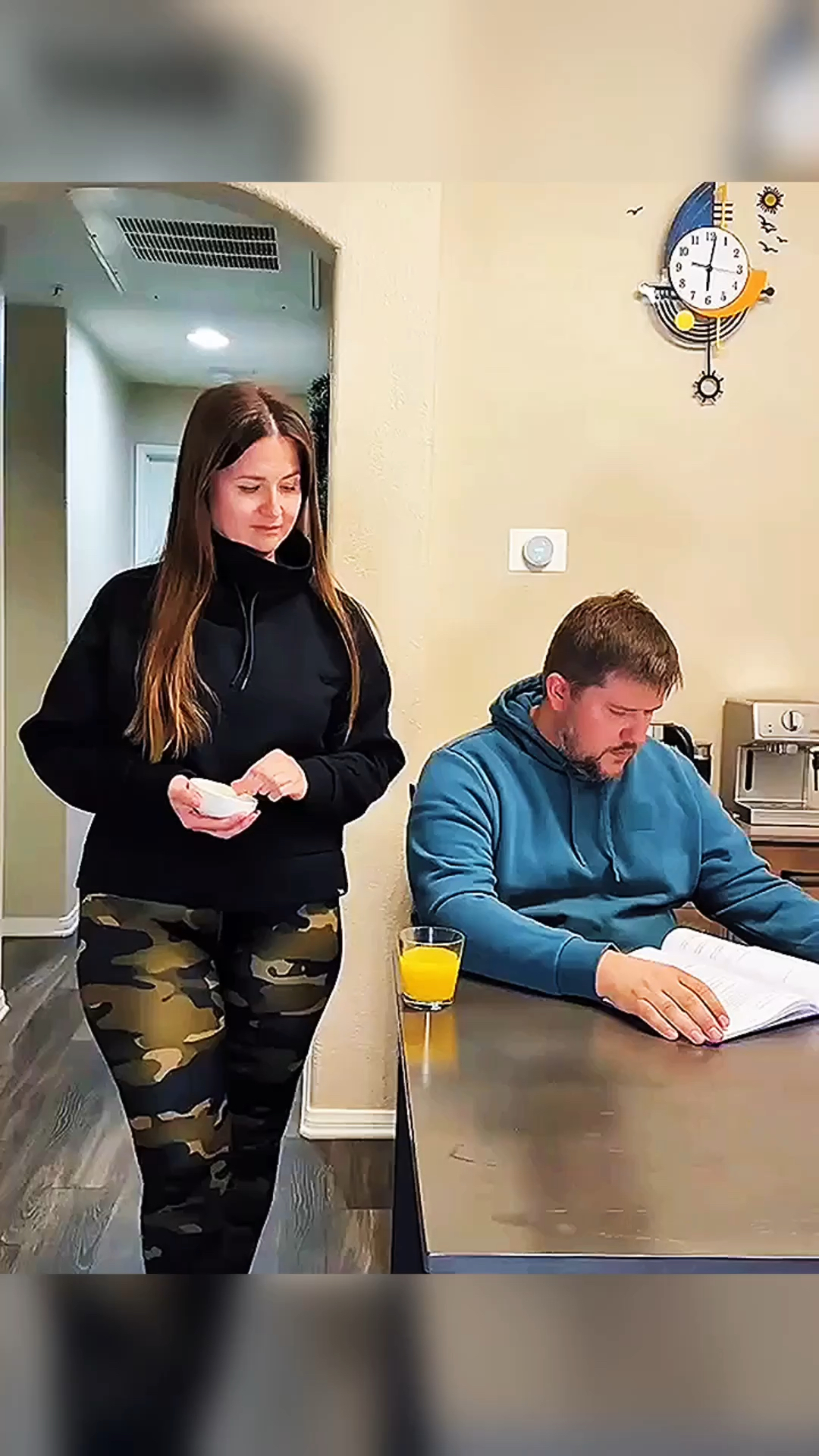 为了喝口饮料,这么多动作