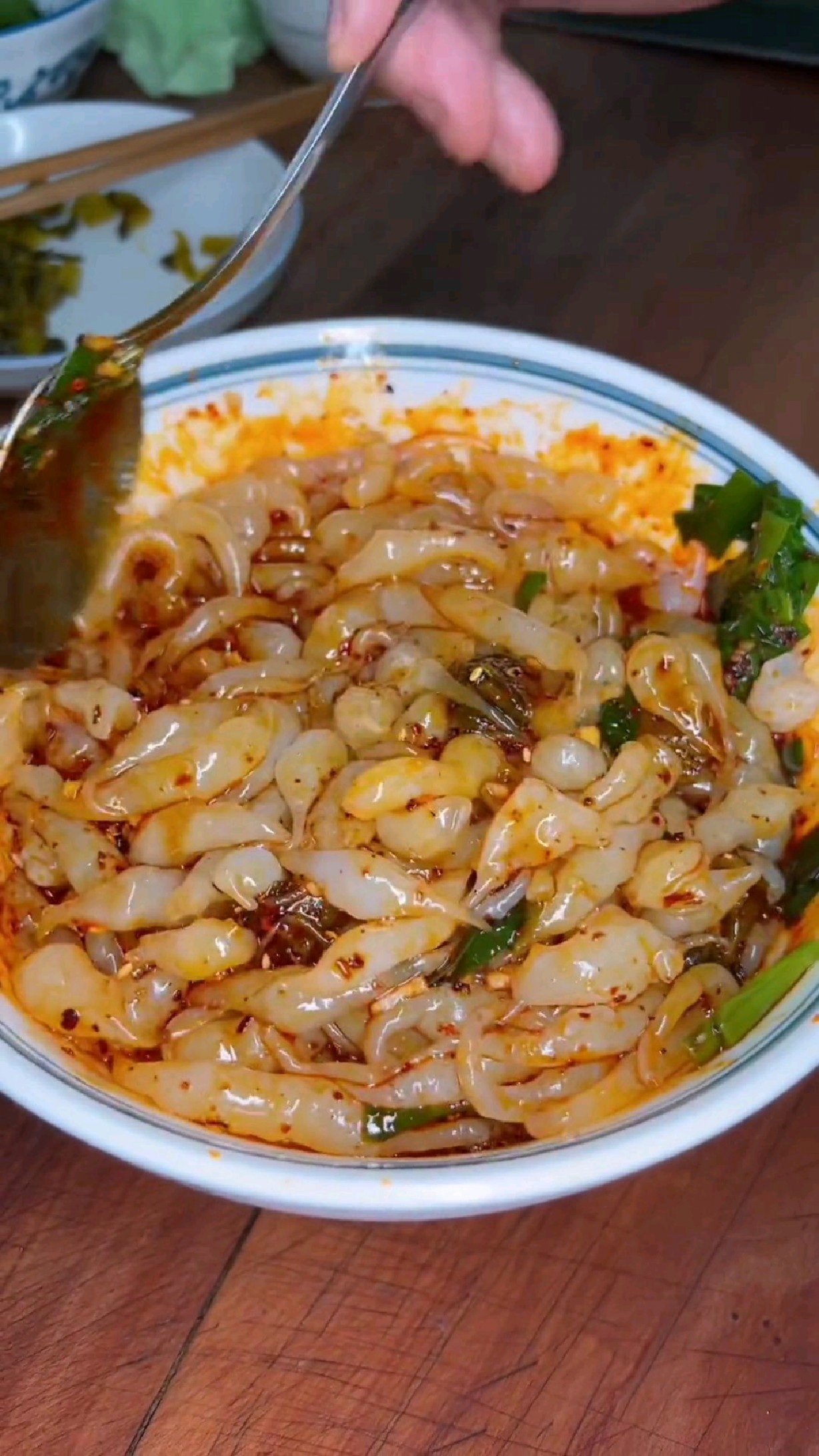 凉粉鱼鱼来了,来上一碗酸辣开胃,香迷糊了