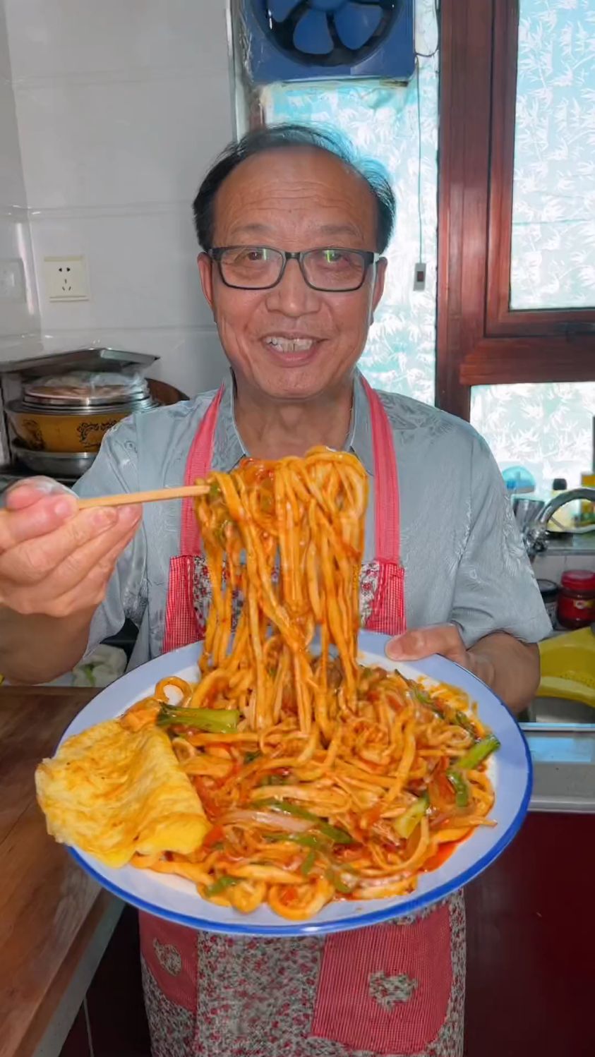 陕西面食,炒拉条子来了,一口气能吃一大盘,香迷糊了